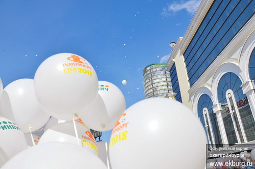 Запустили в небо 2018 воздушных шаров