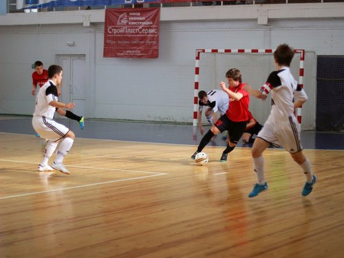 Начали с разгрома коммунистов Начали с разгрома коммунистов