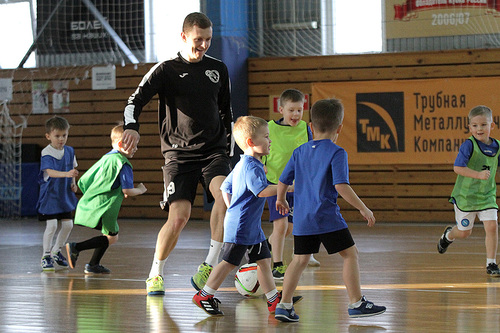 Футболисты «Синары» провели мастер-класс для юных визовцев (фото, видео) Футболисты «Синары» провели мастер-класс для юных визовцев (фото, видео)