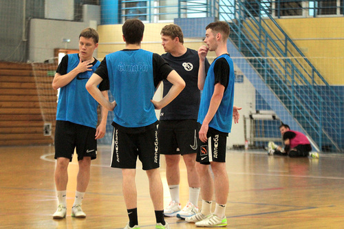 Команда начала тренироваться в манеже Команда начала тренироваться в манеже