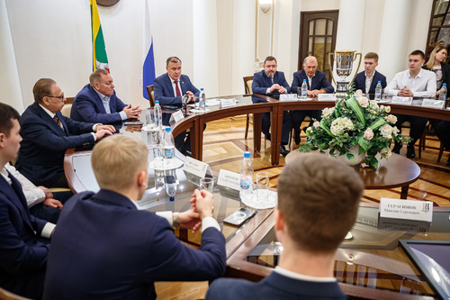 Глава Екатеринбурга провел торжественный прием мини-футбольного клуба «Синара» Глава Екатеринбурга провел торжественный прием мини-футбольного клуба «Синара»