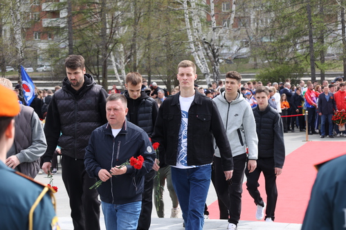 Игроки «Синары» возложили цветы к памятнику воинам-спортсменам Урала